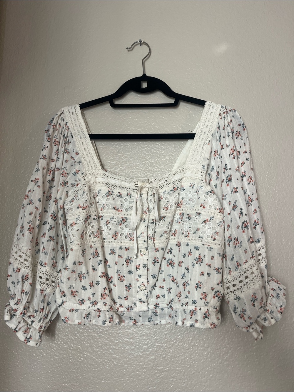 American Eagle Outfitters White Floral Lace-Trim Medium Peasant Top